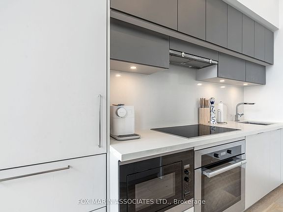 4th image of 39 Roehampton Ave #4604