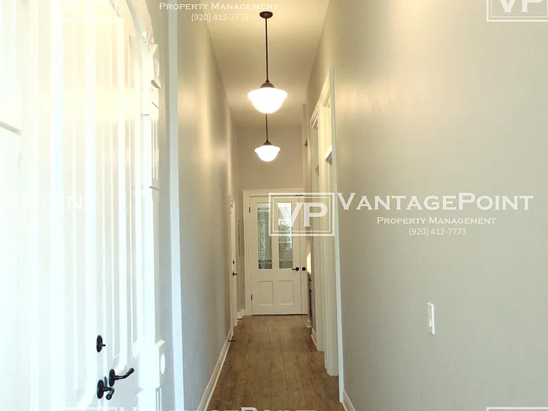 121-123 W Wisconsin Ave #121-1/2 — Photo 15