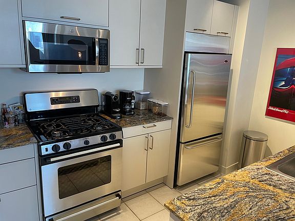 4th image of 510 W Erie St #1207