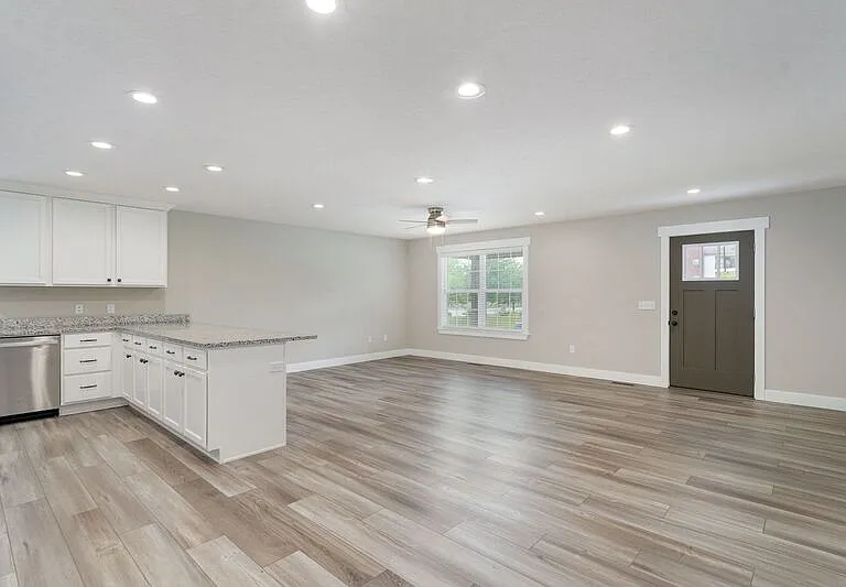 1120 N Clay Ave — Photo 5