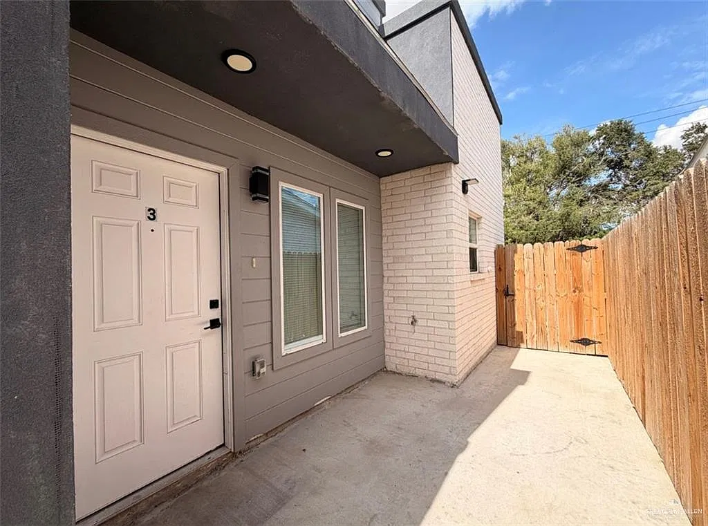 3 bed, 2.0 bath, 1088 sqft, $1,300 — Photo 2