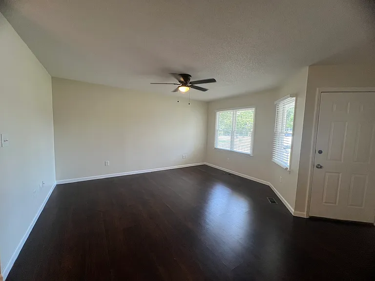 500 Chinaberry Ln — Photo 4