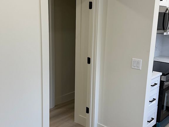 4th image of 430 27th St #2