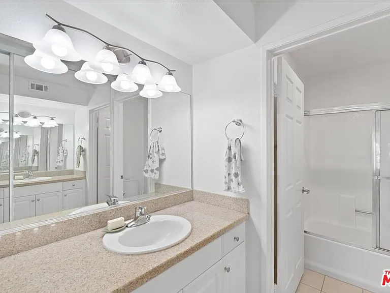 5530 Owensmouth Ave #316 — Photo 11