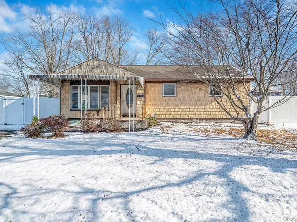 2711 Connecticut Avenue, Medford, NY 11763