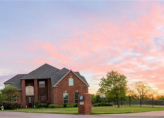 2nd image of 2105 Woodbine Cir