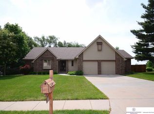 907 S Fillmore St, Papillion, NE 68046