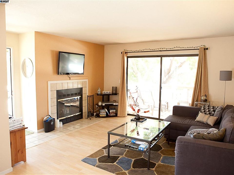 1st image of 30 Lakeshore Ct