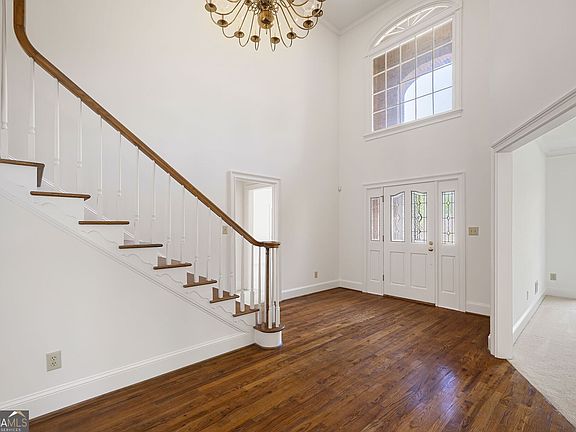 5th image of 280 Camelot Dr