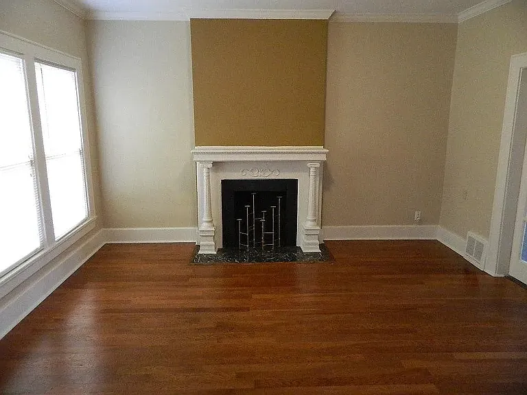 115 E Riverside Dr — Photo 12