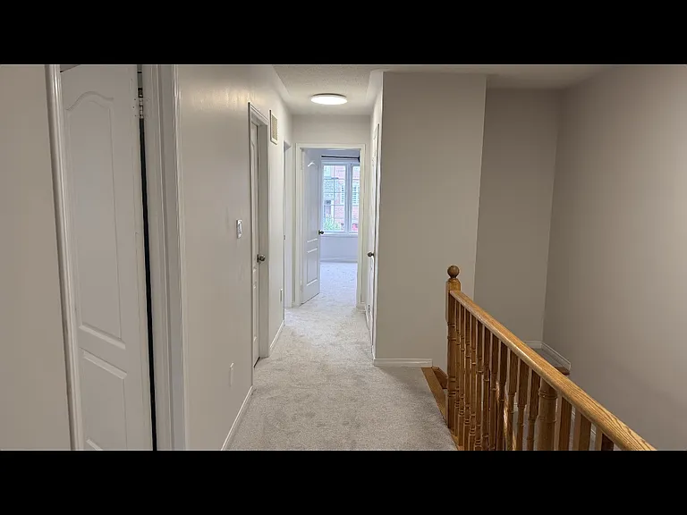 1211 Lamont Cres — Photo 3