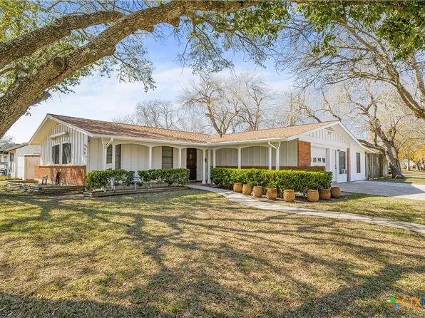 121 Bonham St, Port Lavaca, TX 77979