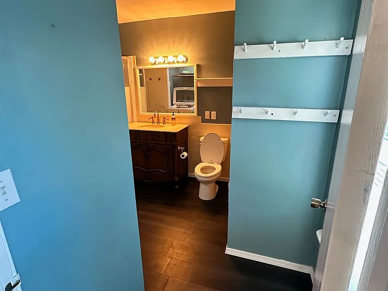 323 W Myrtle St — Photo 16
