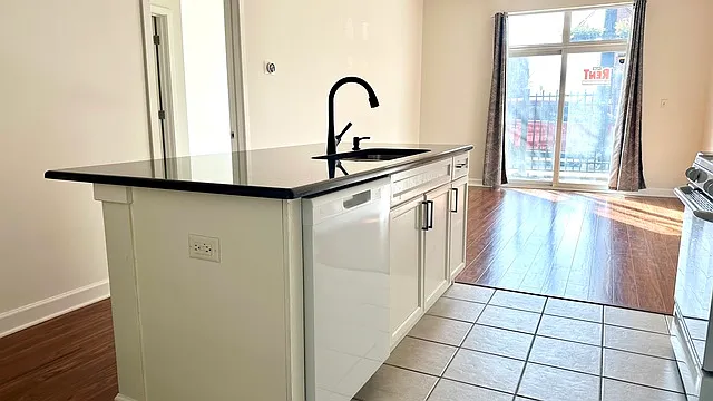 1 bed, 850 sqft, $2,400 — Photo 4