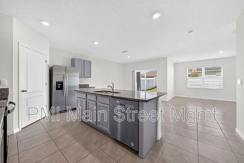 4 bed, 2.0 bath, 1830 sqft, $2,390 — Photo 4