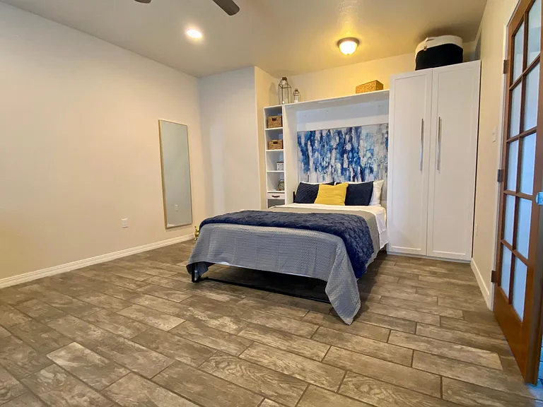 Spare bedroom / office