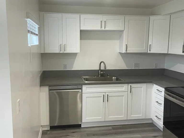 Highland Pacifica Apartments — Photo 16
