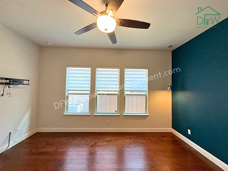 302 Julia Ln — Photo 13