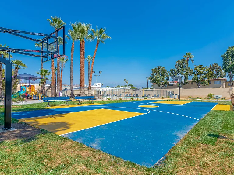 Serrano Apartments — Photo 32