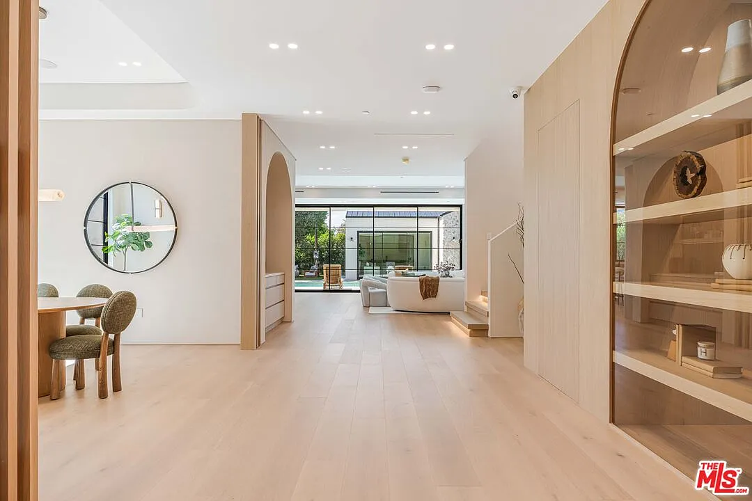 6 bed, 6.5 bath, 4769 sqft, $26,000 — Photo 2