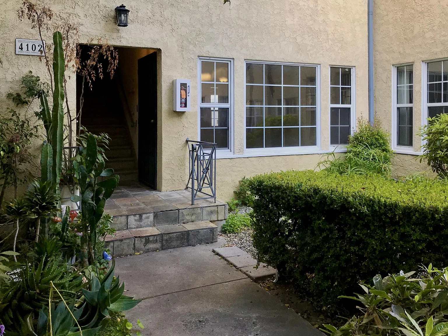 2 bed, 900 sqft, $2,585 — Photo 2