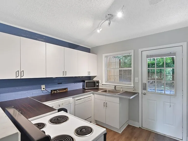 326 Mathews Ave #B — Photo 5