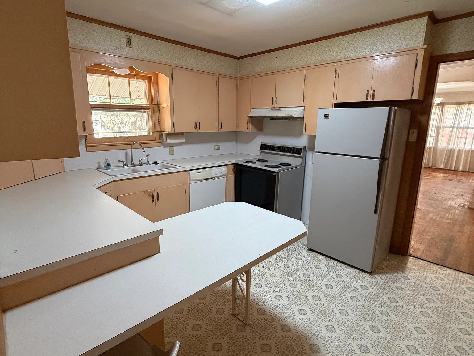 3 bed, 1.5 bath, 1208 sqft, $1,000 — Photo 3