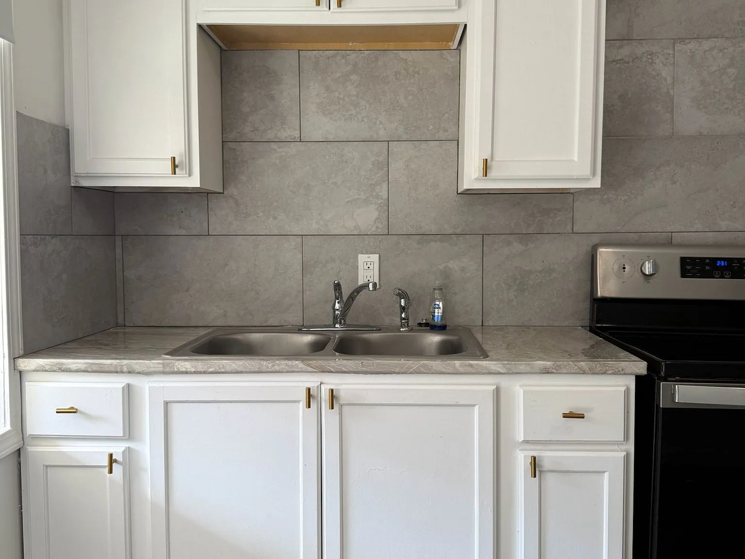 806 Armory Dr — Photo 4