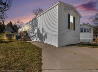 423 Elm Ct, Oakland, MI 48363