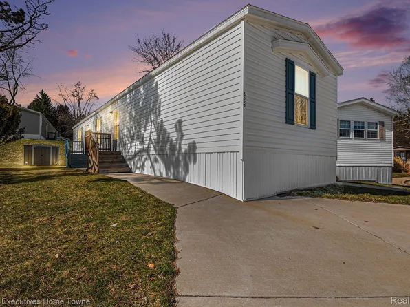 423 Elm Ct, Oakland, MI 48363