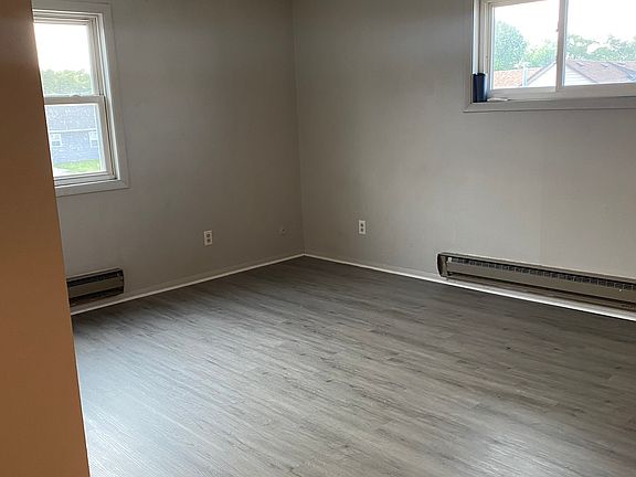3rd image of 825 E Broadway St APT B6