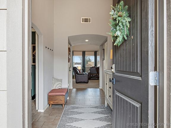 5th image of 513 W 51st Pl
