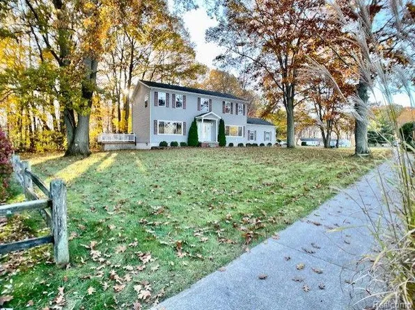 3712 Estates Dr, Fort Gratiot, MI 48059