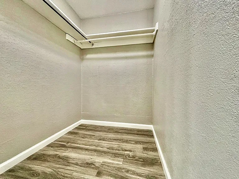 410 E 6th St #4 — Photo 13
