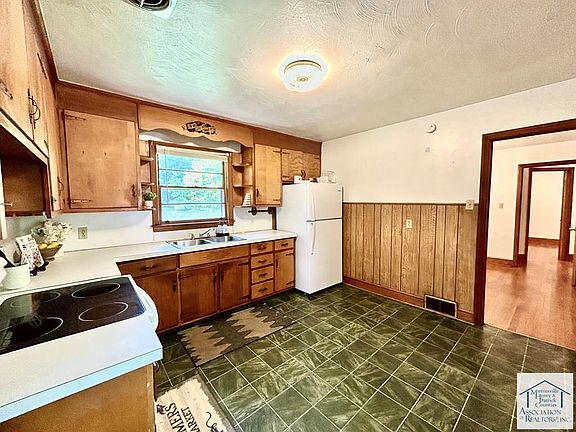 4th image of 908 Glade St