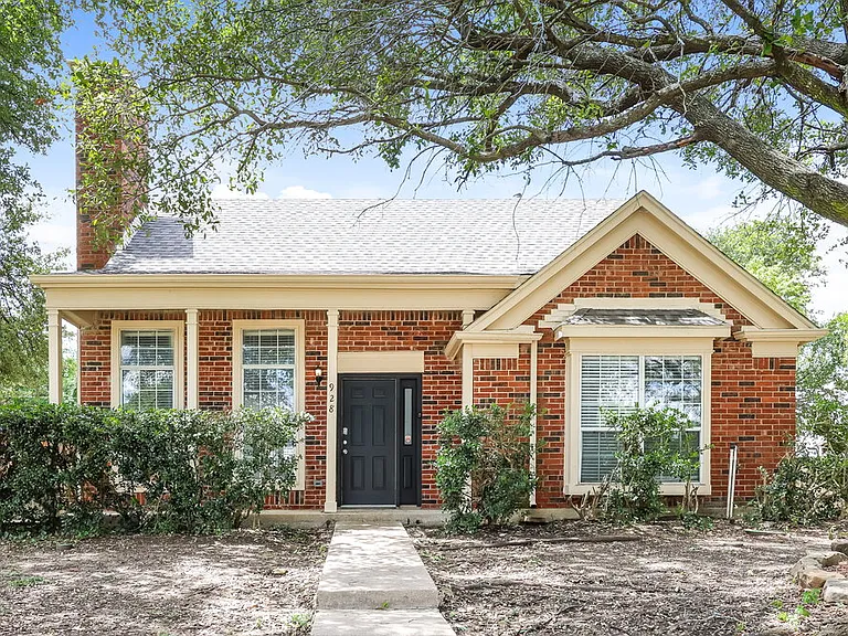928 Eagle Dr — Photo 1