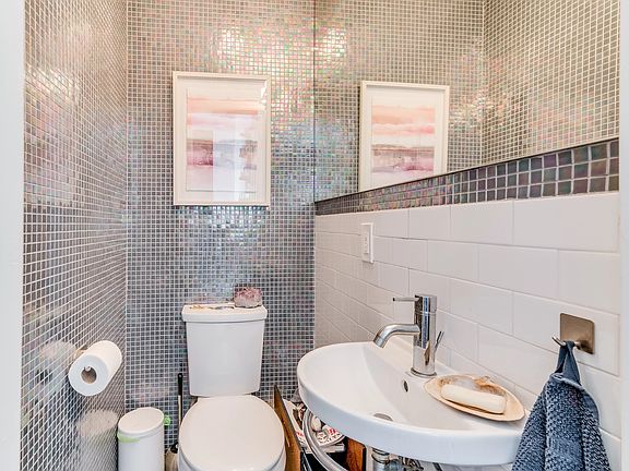 4th image of 417 Van Brunt St APT 1