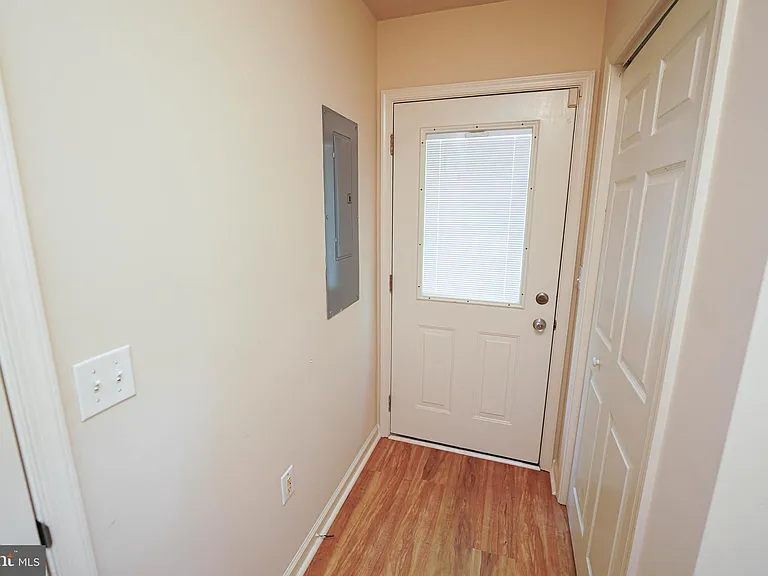 935 Queen Ave — Photo 18