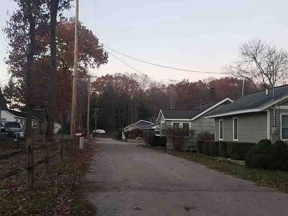 Exterior Neighborhood (street photo)