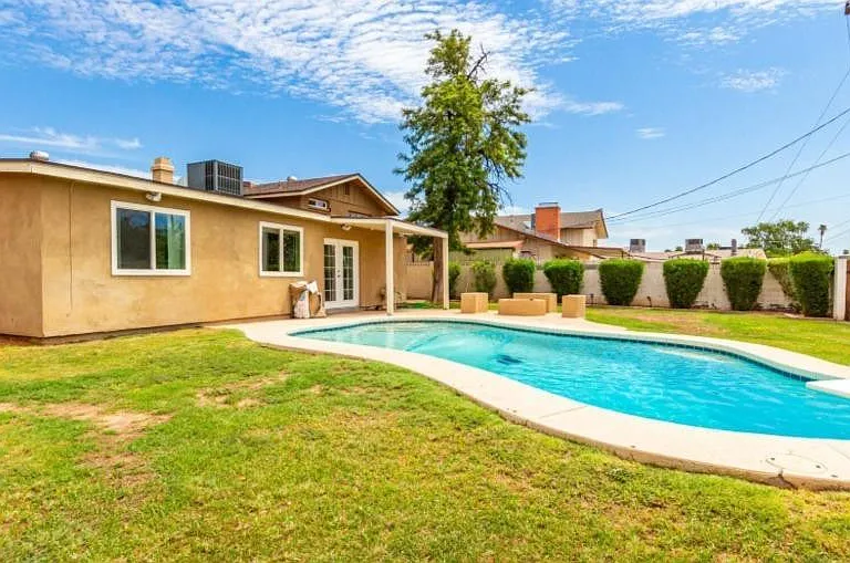 919 E La Jolla Dr — Photo 2