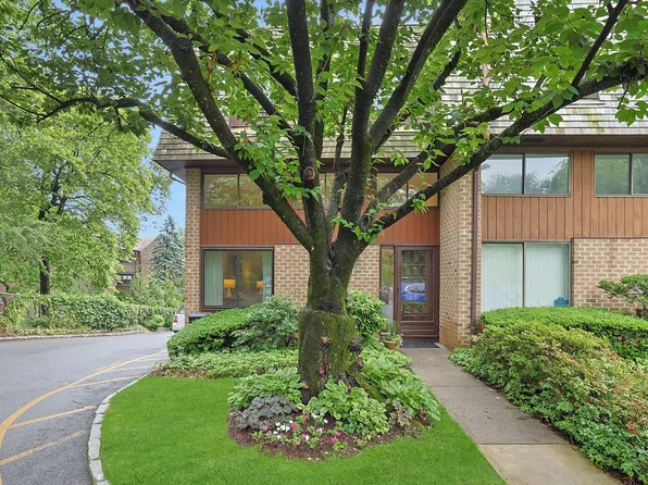 25 The Hamlet, Pelham, NY 10803