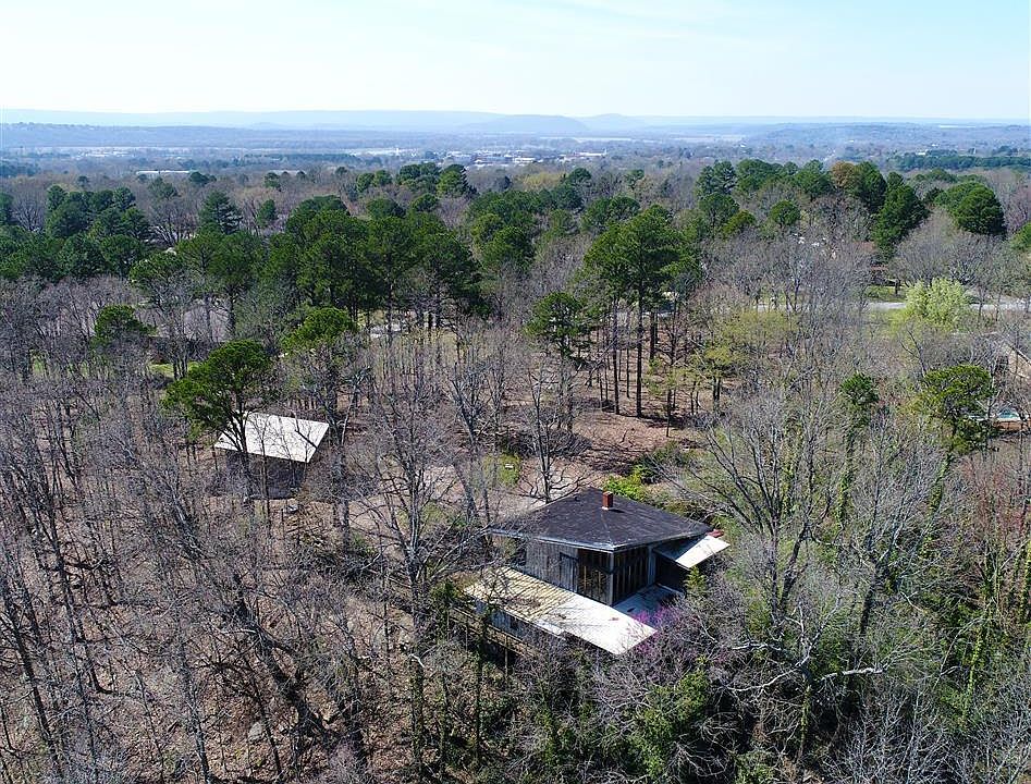 1st image of 335 Bluff View Dr