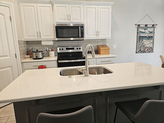 4th image of 109 S Vine St
