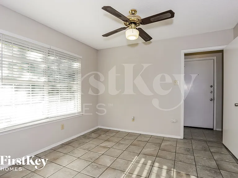 714 Windridge Ln — Photo 6