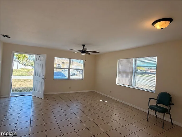1212 SE 2nd Pl — Photo 3
