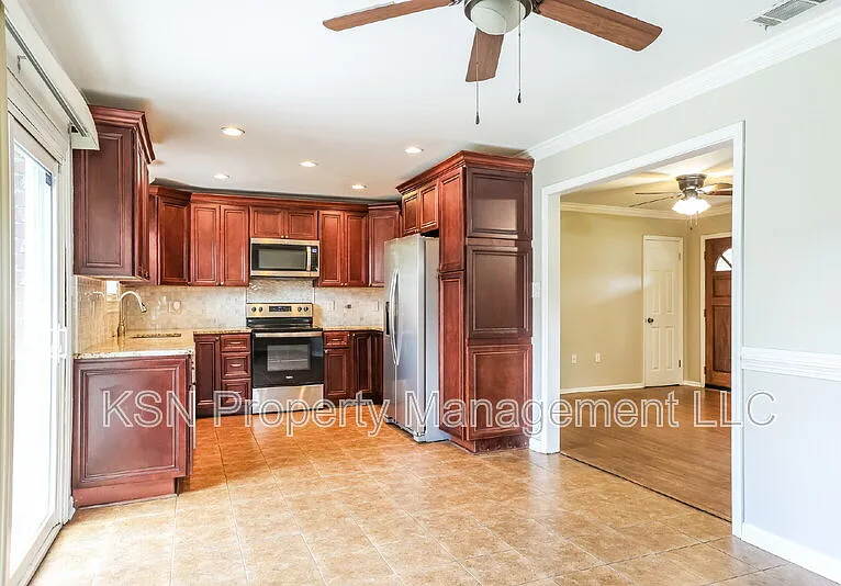 503 W Tietgen St — Photo 3