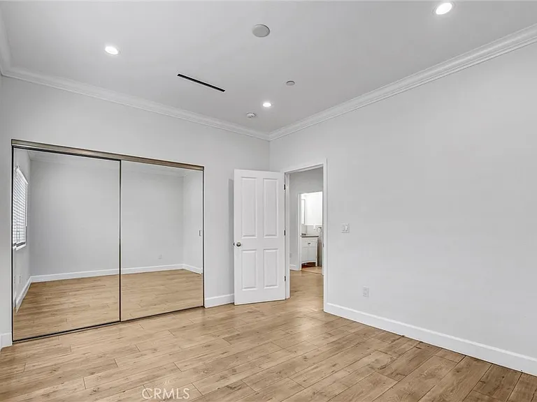 6711 Clybourn Ave — Photo 25