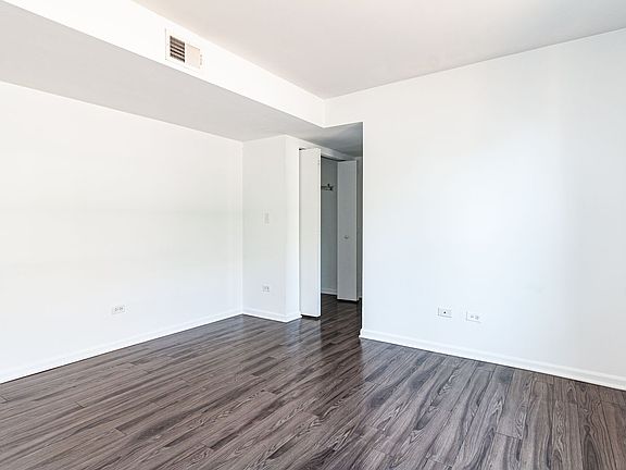 5th image of 930 W Carmen Ave #4