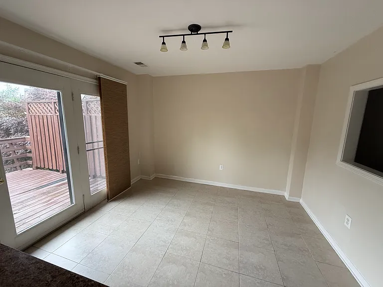 1023 Lindsay Ln — Photo 6