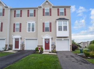 2 White Rose Ln, Easton, PA 18045